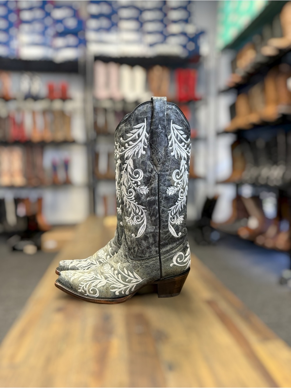 Corral Women's Western Boots
Fashion Cowboy Boot Size 8 - Picture 3 of 10
